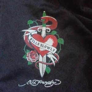 Ed hardy tröja  - Snygg edhardy zip up tröja med röda ränder på ärmarna. En liten edhardy "logga" på framsidan och en stor på ryggen.