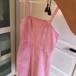 Jeansklänning - Rosa Jeansklänning ifrån H&M (divided) jag i storlek 36 💞 100kr plus frakten ❣️