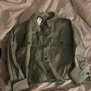 Vårjacka från Vero Moda  - Säljer en jätte fin vårjacka som dessutom är helt oanvänd med lapparna kvar, säljes pga för stor för mig. Ny pris 450