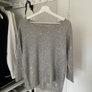 Glittrig Tröja - Glittrig tröja i strl S, i silver/glitter, aldrig använd så helt ny, Nyskick, säljer pga fick i present men använder ej & kmr ej till användning 