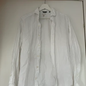 Linneskjorta  - Använd men inga synliga defekter. Köpt på herr avdelning, slimfit modell. 