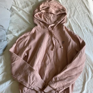Rosa hoddie  - En rosa Hoodie med ett tryck på din är ett hjärta. Den är från hm i storlek xs. Den är använd ett par gånger❤️🍃😮‍💨