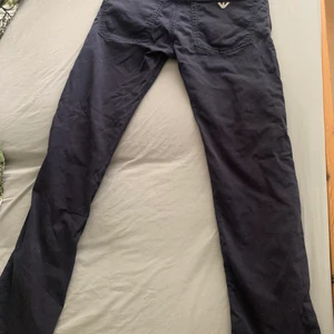 Emporio armani chinos - Byxorna är i bra skick och är minimalt andvända finns inga hål elr likande och inga lagningar. Byxorna är ungefär 3 år gamla men har inte kommit till andvänding så ofta