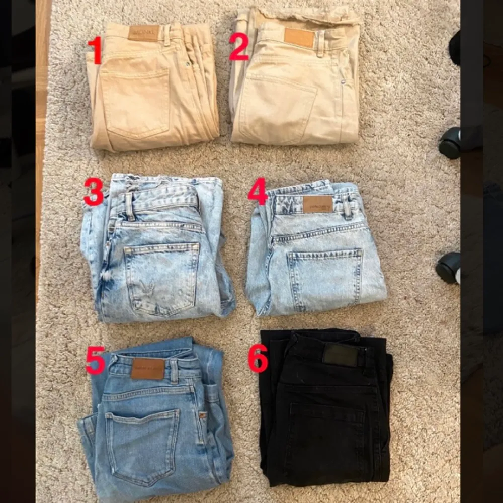 Säljer dessa snygga högmidjade jeans som jag tyvärr växt ur. Skriv för fler bilder på jeansen. Priset kan diskuteras.❗️Köparen står för frakt❗️ 1:a paret: 100kr  2:a paret: 150kr 3:e paret: 120kr 4:e paret: 90kr 5:e paret: 80kr 6:e paret: 110kr. Jeans & Byxor.