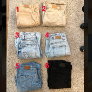 Jeans - Säljer dessa snygga högmidjade jeans som jag tyvärr växt ur. Skriv för fler bilder på jeansen. Priset kan diskuteras.❗️Köparen står för frakt❗️ 1:a paret: 100kr  2:a paret: 150kr 3:e paret: 120kr 4:e paret: 90kr 5:e paret: 80kr 6:e paret: 110kr