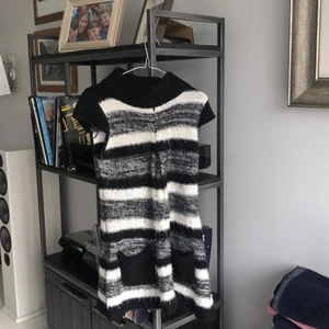 Stickad randiga teöja - En stickad randig tröja som passar bra med en långärmad under, den skulle också passa med jeans eller tights. Den funkar jättebra till vintern 💕