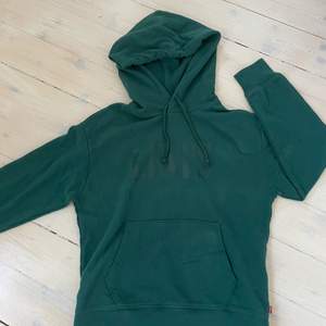 Den här otroligt snygga hoodien i storlek xs säljs nu!! Den är i ett bra skick, inga hål eller trasiga sömar🤩 den är lite starkare grön i verkligheten vilket är jätte fint nu på sommaren! Perfekt att dra på sig på kvällen🫶🫶 (äkta såklart)