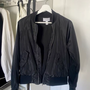 Svart Bomberjacka - Svart bomberjacka från NA-KD, influencerkollektion, strl XS, Nyskick (endast provad), riktiga fickor med knapp på insidan framtill