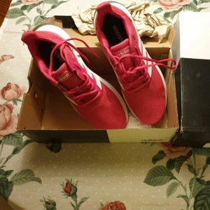 Nya adidas  - Nya adidas i stl 40 1/2. Köparen står för frakt 🥰