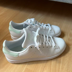 Adidas stan smith  - Primegreen, använda en gång. Storlek 40 dam. Köptes för 849kr.
