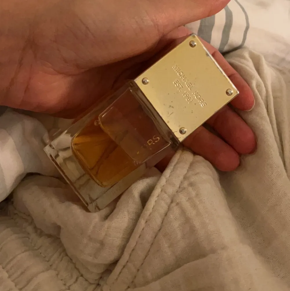 Säljer min endast testade Michael kors parfym (sexy amber). Förpackningen är skavd men doften är som ny! 🥰 inköpt för 635!. Parfym.