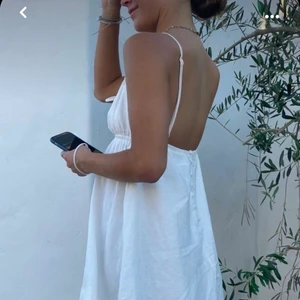 Vit sommarklänning  - Vit sommarklänning! Aldrig använd, kommer i originalförpackning✨ storlek XS men passar även S💕 perfekt till sommaren🤍 köparen står för frakten men kan även mötas upp i Stockholm! 