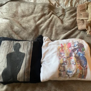 The cool elefante hoodie - Inga hål eller fläckar men trycken har börjat bli lite dåligare efter alla tvättar Den vita är mer storlek XS Och den svarta är mer XXS Dom är från the cool elefante Båda för 250 Kan frakta