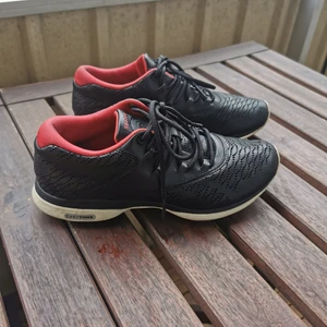 Reebook EasyTone  - Säljer ett par Reebook EasyTone i storlek 37 då de inte passar mina fötter. Skons sula är formad för att aktivera rumpa, lår och vader i varje steg för att optimera din träning och för att snabbare forma din kropp 😊