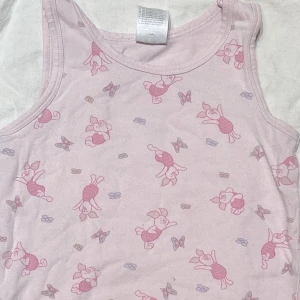 Söt nasse baby-tee - Skit söt vintage nasse tryck baby-tee från disney/hm collab. Barnstorlek (86-92) Väldigt stretchig men passar nog bäst för XS. Då den är lite tajt i armhålan för mig som har S. Kommer inte till användning längre så jag säljer den. Köparen står för frakt. 💗💕