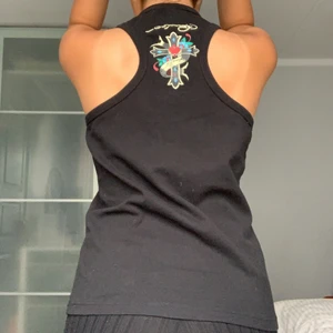 Svart Ed Hardy Tank Top - Ett assnyggt basic linne från Ed Hardy med tryck på baksidan. I superbra skick och i storlek L.