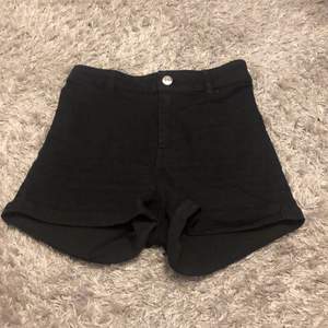 Svarta högmidjade shorts från hm i väldigt stretchigt material, nyskick. Finns i Nässjö 