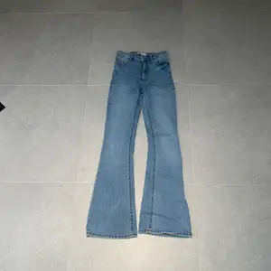 Super snygga zara boutcut jeans!💕 Säljer pågrund av att jag beställde fel storlek och glömde skicka tillbaka💕 Där med är de endast använda ett fåtal gånger💕 på lappen står det storlek 32 skulle säga att de kan passa 34 också💕