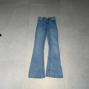 Zara boutcut jeans  - Super snygga zara boutcut jeans!💕 Säljer pågrund av att jag beställde fel storlek och glömde skicka tillbaka💕 Där med är de endast använda ett fåtal gånger💕 på lappen står det storlek 32 skulle säga att de kan passa 34 också💕