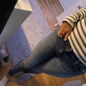 Jeans  - Jättesnygga lågmidjade jeans från Tiger of sweden storlek 34 säljer då dem är förkorta på mig som är 167