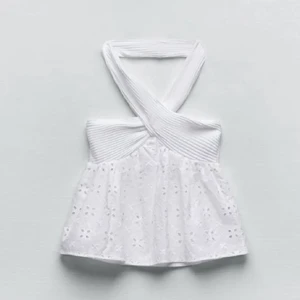 Zara topp!🤩 - ⚠️INTRESSEKOLL⚠️ Jätte gullig sommar topp som jag är osäker på om jag vill sälja. I storlek M men skulle säga S, buda från 200kr elr köp direkt för 300kr😍😍