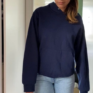 blå hoodie - [ skriv t mig innan du vill köpa ]. jättemysig marinblå hoodie i fint skick, jättefin passform. frakt 66kr