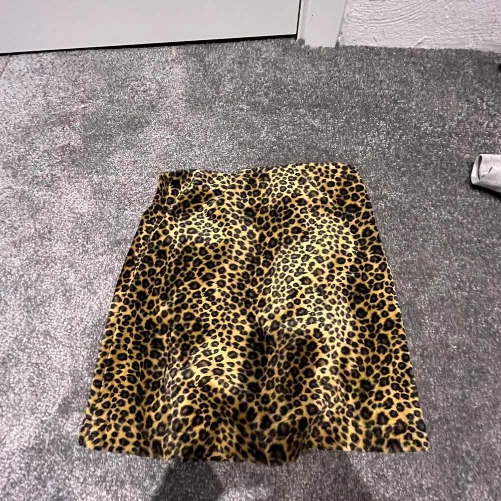 Säljer denna super fina kjolen me leopard mönster materialet e i samvet . Kjolar.