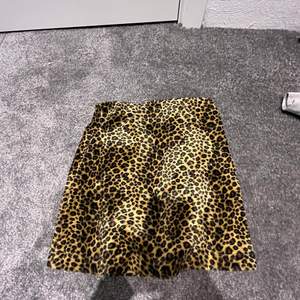 Säljer denna super fina kjolen me leopard mönster materialet e i samvet 