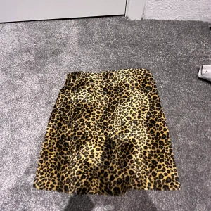 Leopard kjol - Säljer denna super fina kjolen me leopard mönster materialet e i samvet 
