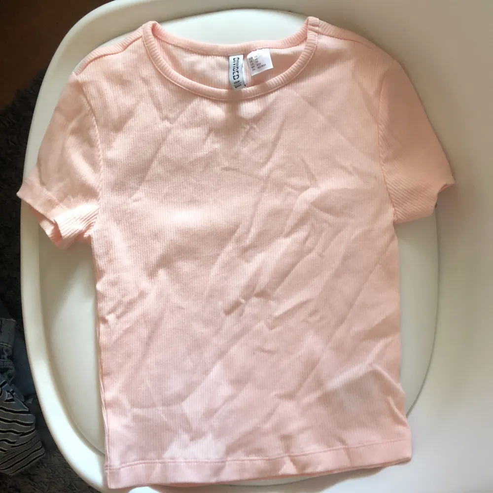 Tre hm t-shirts, den gröna och blåa är använda men den rosa är helt ny därav att lappen var borta när jag fick den för det va en present. 5 kr styck så 17 för alla 3😁. T-shirts.
