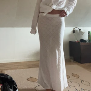 Lång kjol vit  - Snygg lång kjol vit i strl S köpt från Ginatricot! SLUTSÅLD! Säljer vid bra BUD. 