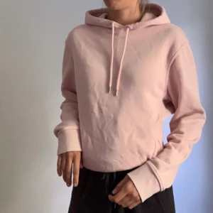Rosa hoodie - Från HM, strl S. Frakten ligger på 66kr, annars kan jag mötas upp i Skellefteå och Piteå. 