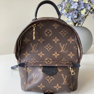 Väska - Väska Mått: 22x17x10 cm.  