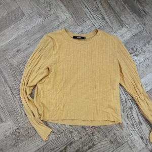 Gul ribbad tröja - Gul ribbad tröja 