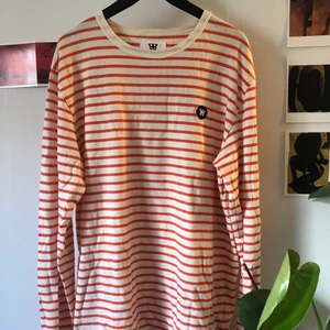 wood wood longsleeve - supermysig långärmad tshirt från wood wood. märket är svart & ränderna orange. nyskick!