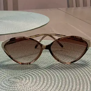 Balanciaga solglasögon i brunmelerade bågar med brunt glas och med kattögon liknande form säljes för 300kr. Jag kan träffas i Stockholm city eller så trycker du på köp knappen så skickar jag dem till dig.