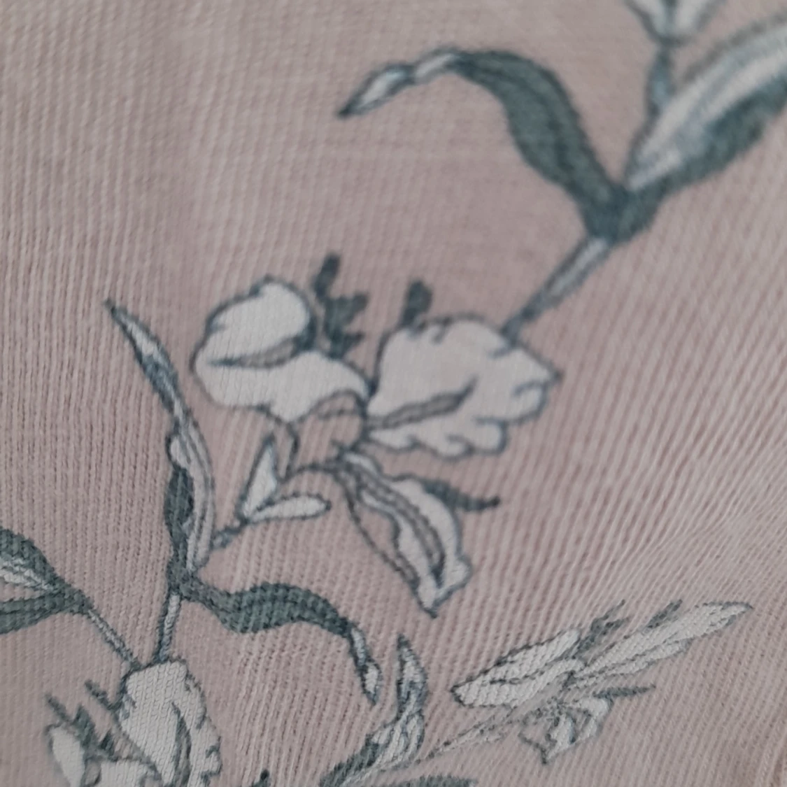 Säljer denna klänning med blommor, pga att den är för lite för mig. - 91