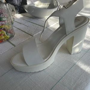 Vita klackskor - Fina vita klackskor i äkta läder från Dinsko's läderkollektion XIT. Använda några gånger, strl 39.