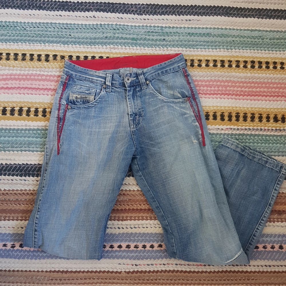 Jättefina jeans från humana!! Medelhög midja. Jag brukar ha kanske w31 i den här sortens byxor. Fint skick, dm för mått! På humanas tradera stod det att de var 38 i strl. Är 173 på bilden. Har inte kollat upp frakten än😊🐬!!. Jeans & Byxor.