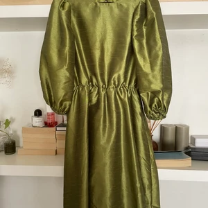 Klänning - Grön klänning med puffärmar