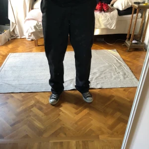 Dickies 874 Original Fit Byxor - Dickies 874 Original Fit Byxor Detta är ett par chinos från Dickies med lös passform. Byxorna har generellt ett bra skick förutom en liten slitning bak på ”hälen” (kan bifoga bild vid förfrågan). Mått: Midja - ca 43cm & byxlängd ca 110cm! DM vid frågor!