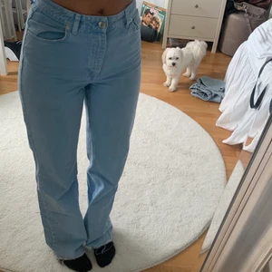 Jeans Zara - Älskar dessa byxor men de kommer inte till användning längre. Perfekta i länged på mig som är 174 cm.  Frakt ingår ej i priset