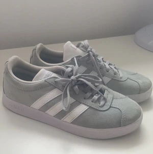 Adidas skor - Väldigt sköna dem kostade 400 kr men säljer den för 100