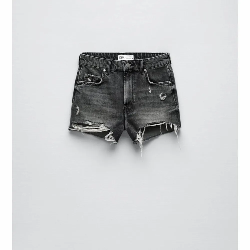 Helt nya jeans shorts ifrån zara! Prislappen sitter kvar och är endast testade (skriv för fler bilder) köpte dom för 359kr. Shorts.