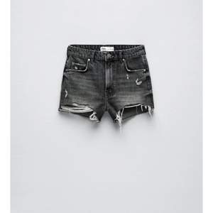 Helt nya jeans shorts ifrån zara! Prislappen sitter kvar och är endast testade (skriv för fler bilder) köpte dom för 359kr