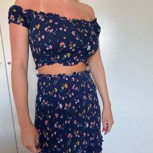 Blommigt set  - Köp hela settet för 70 kr eller ett plagg för 45 kr, hör av er vid intresse!