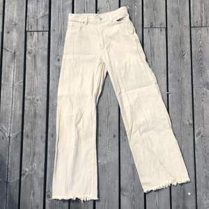 Ett par snygga jeans från monki i modellen Yoko. Lite fläckiga och avklippta längst ner därav det låga priset!
