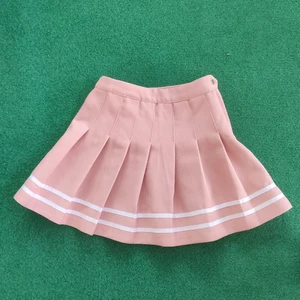 Preppy söt kjol - "skoluniformskjol" chefer inspirerad från H&M. Aldrig använd. Stadigt tyg. 34/36 i midjan men längden som en vanlig kjol.