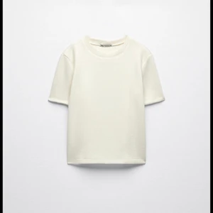 Stickad T-shirt  - Säljer min vita stickade Tshirt från zara då den inte kommer till användning hos mig längre😊 Hör av dig vid frågor eller intresse!