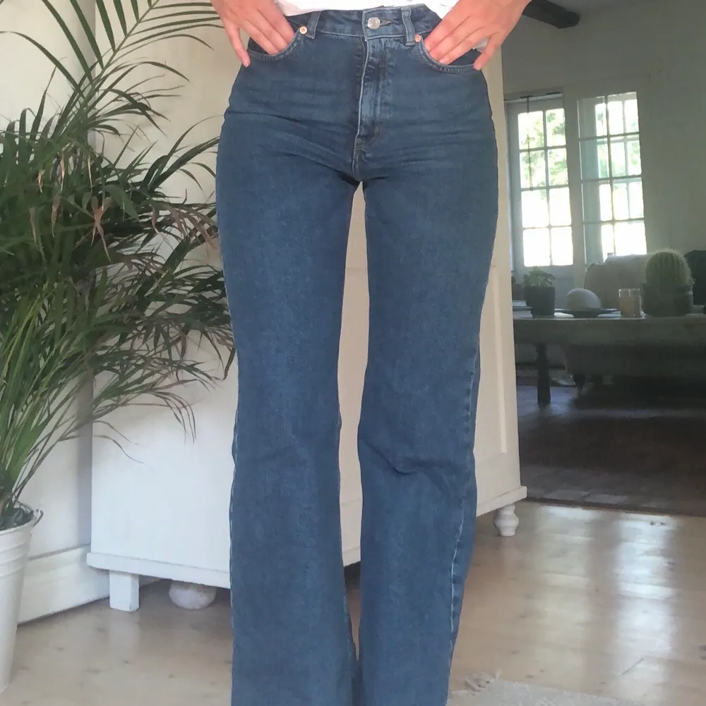 Raka högmidjade jeans i en mörk tvätt från Carin Wester. Nyskick, enbart använda någon enstaka gång, köpta för 499! Normala i storlek och köpare står för frakt. :)). Jeans & Byxor.